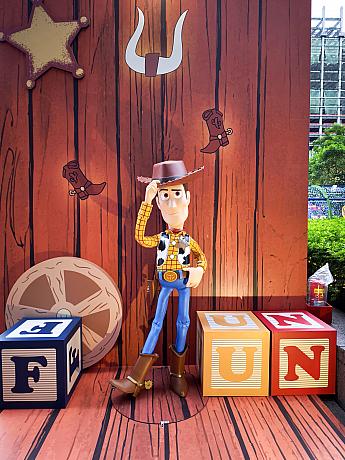 ウッディと2ショットが撮れちゃうフォトブースもあります。本日は、なぜだか誰も中に入らず外から単独ウッディの撮影に励む人々……なもので、ナビもおじゃまにならぬようパチリ。