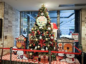 ほかにも、台北101ショッピングモールを歩いてみれば、クリスマスに彩られたウインドウに出逢えます。(ナビが訪れた時は、思ったより少なかったのですが……)併せてチェックしてみてはいかがですか？小籠包で有名な鼎泰豐にもツリーがあって、小籠包が雪だるまになっていてかわいい～♡