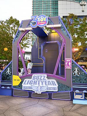 【台北101】展望台・グルメ・ショッピングだけじゃない！クリスマスデコがかわいい「台北101」はこの時期だけ！ 台北101 台北101クリスマス クリスマスデコレーション フォトスポット トイストーリー 台北クリスマスツリー 台北クリスマス 台湾旅行 台湾観光 台北旅行台北観光