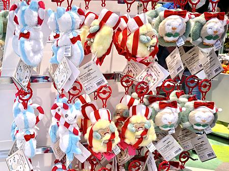 館内のポケモンセンターではピカチュウなどのポケモン達もサンタさんのコスプレ！