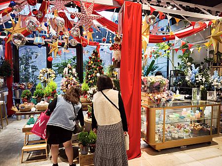 店内のお花屋さんもクリスマス一色！