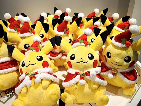 館内のポケモンセンターではピカチュウなどのポケモン達もサンタさんのコスプレ！