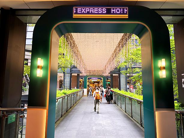 「新光三越」周辺の遊歩道やスカイブリッジ(歩道橋)も光のデコレーションも施されて、ロマンチックなムードに華やぎます。ライトアップは平日21時、金・土曜日は21時半まで。