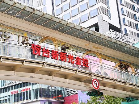 近くの歩道橋もせっせとライトアップの準備が進んでいました！