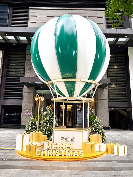 次に向かったのが「新光三越A4」です。入口前に設置されていたのが、高さ7mの熱気球に乗ってる風フォトが撮れるスポットです。お手製のXmasカードの制作にぴったりな1枚が撮れそう！撮影は列に並んで係員の指示に従ってくださいね。係員さんが撮影を手伝ってくれるので、必要な場合はお願いしてみて！