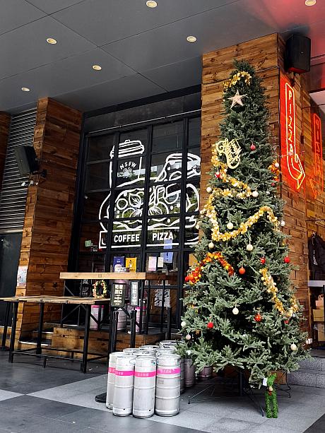 裏手にまわったところにあるピザ屋さん「NSFW Pizza & Coffee」の脇には、リアルもみの木のデコレーションがちょこんと飾られていましたよ。