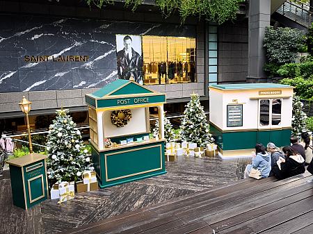 「新光三越A9」のB1外にはクラシカルな車両が。4コマ漫画風の写真が撮れたり、願い事を書いたポストカードを投函できたり……参加型のクリスマスが楽しめます。