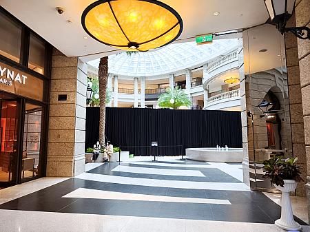 毎年華やかな飾りつけで楽しませてくれる「BELLAVITA」は、ジャイアントベアーのクリスマスの食卓がテーマ(聖誕饗宴)。なのですが、黒幕が張られていて……