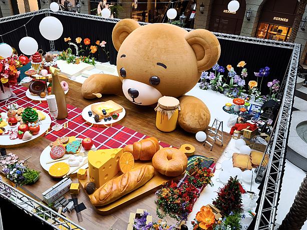 巨大なクマさんがご馳走食べてる～かわいい～♡ナビが訪問した翌日から一般公開はスタートしました。