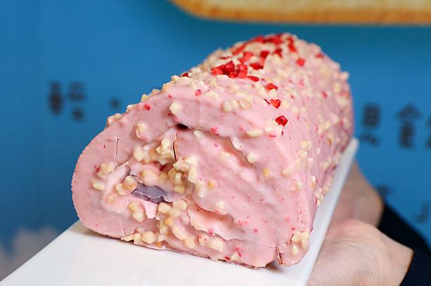 見た目も味も抜群な「草莓脆皮巧克力生乳捲」