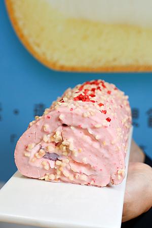 【台湾スイーツ】亞尼克(ヤニック)の絶品「ロールケーキ」を24時間いつでも楽しめる自動販売機「YTM」を利用してみた！＜利用方法動画あり＞ ヤニック 亞尼克ロールケーキ