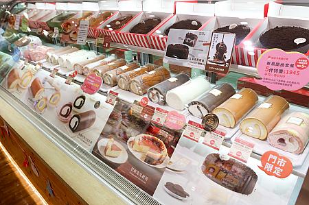 ロールケーキを中心にずらりと並ぶケーキやスイーツの数々