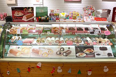 ロールケーキを中心にずらりと並ぶケーキやスイーツの数々