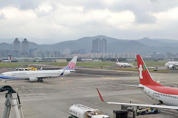 飛行機の時間まで余裕がある方はターミナル内を歩いてみてはいかが？新しくなった展望台にも、ぜひ足を運んでみてくださいね！