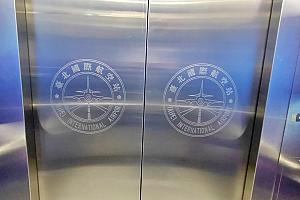 ドアの刻印が素敵です♡