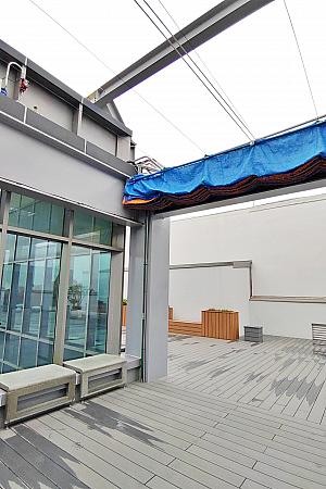 可動式の日よけはあるけれど、雨を通すタイプなんです。