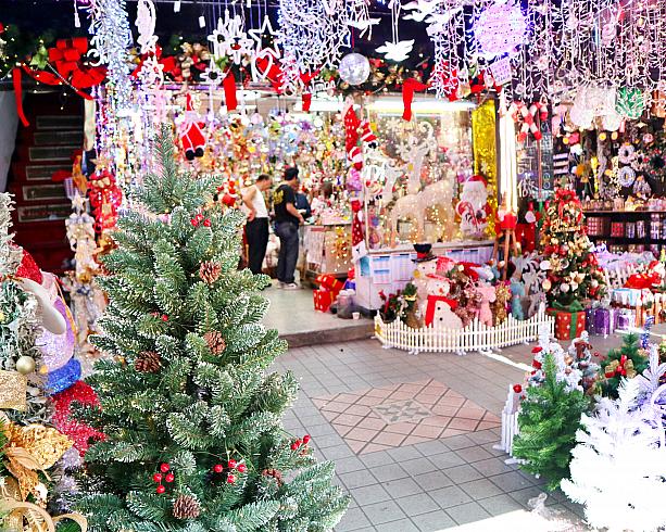 12月のこの時期はもちろんクリスマスシーズン！どの店もクリスマスを迎えるための商品で埋め尽くされていましたよ。