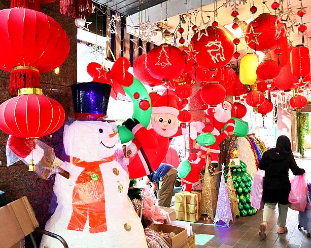 な～んて思ったけど、こっちはクリスマスと春節がコラボしてるみたい！