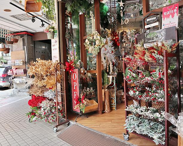 造花だってクリスマス仕様に。