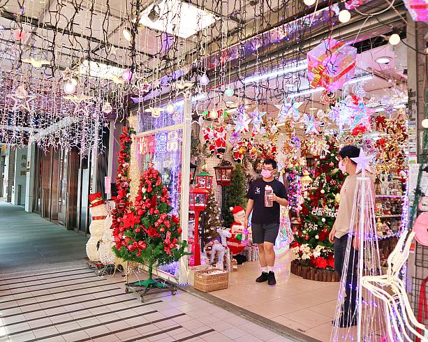 すると……突如現れたのがキラキラ華やぐショップ！