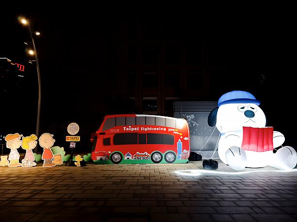 近くにはオープントップバスに乗ろうとしているウッドストック、チャーリーブラウン、サリー、ライナスと一緒に写真を撮るのがかわいく写りそう♡