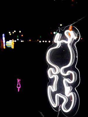 そのほか、気づかずに通りすぎてしまいそうになりますが、スヌーピーと台北市のキャラクター「熊讚(Bravo)」がネオンになっているイルミネーションもお見逃しなく！