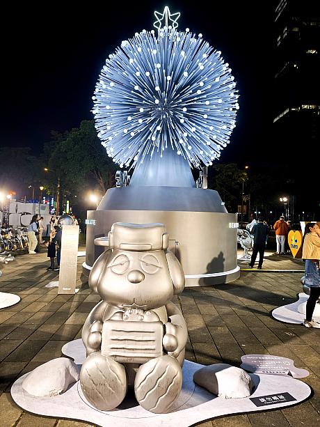 クリスマスツリーでないっていうのがまず驚きなのですが、これは新商品のテーマ「細胞のよみがえり」に着想を得て、「呼吸する樹」というクリスマスインスタレーションを作り上げました。写真ではわかりづらいかもしれませんが、呼吸しているように光っていて、なんとも言えず癒されます！