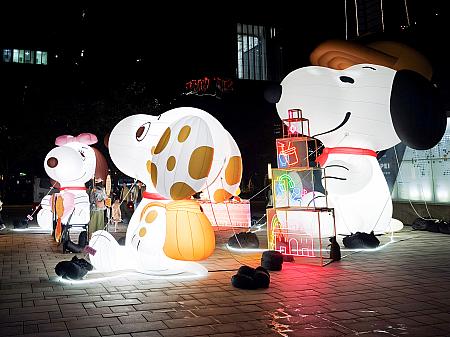 そして、台北市が最も力を入れているのは台北市政府周りでしょう！台北101のおひざ元にピーナッツのキャラクターの巨大バルーンが6体飾られています！