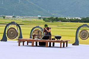 桑布伊のすごさは様々な原住民楽器も難なく演奏できるとこにもあります。実は台湾だけでなく、国際交流したときに交換した、海外の楽器も演奏してくれました！