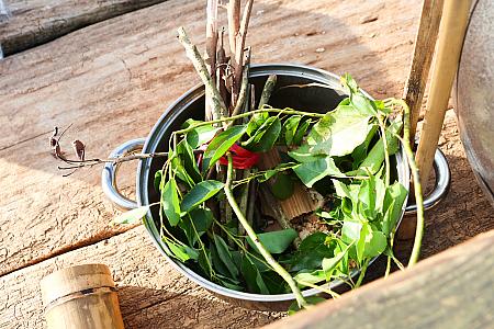 舞台上で見つけた「桑布伊」が使用していたもの。実際、火をつけていました！