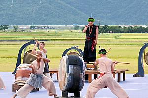 桑布伊のすごさは様々な原住民楽器も難なく演奏できるとこにもあります。実は台湾だけでなく、国際交流したときに交換した、海外の楽器も演奏してくれました！