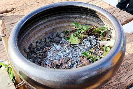 舞台上で見つけた「桑布伊」が使用していたもの。実際、火をつけていました！