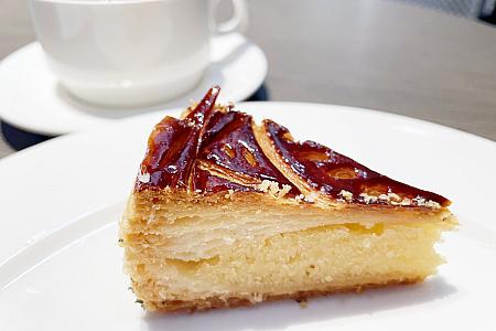 <b>經典國王派：河馬先生甜點烘焙坊</b><br>パイはサクッサク、中はラム酒が使用してあるけれどキツくはなくアクセントになっていて、軽くふわっとした食感で甘いものを食べているという罪悪感なくいただけます