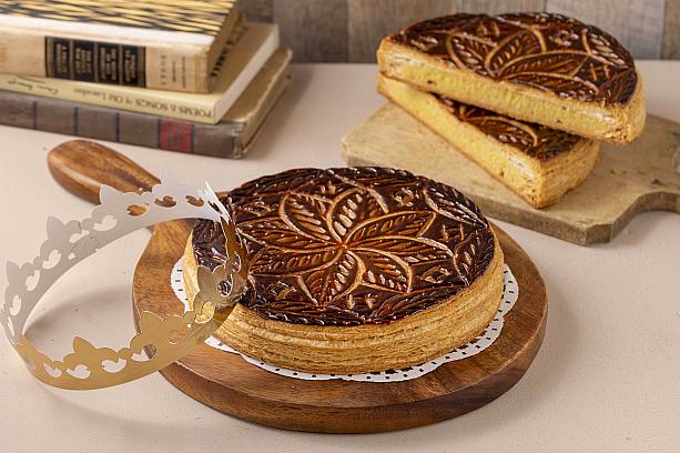 ではそもそも<b>「ガレット・デ・ロワ」</b>とは何でしょうか？それはフランスで新年を迎える際に欠かせない伝統菓子で、起源は古代ローマ時代にあるというそれはそれは歴史のあるお菓子。ナビがここでわざわざご紹介しなくてもいいほど広く知られていますよね！<br>画像提供：德麥食品