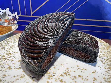 <b>巧克力酸櫻桃國王派：萊德生活烘焙</b><br>視覚でいちばん惹かれたのが、竹炭パウダーが練り込まれガレット・デ・ロワ。濃厚なチョコレートアーモンドクリームとラム酒に漬け込んだドライチェリーが使われ、酸味がほんのりと味わえる個性派スイーツでした