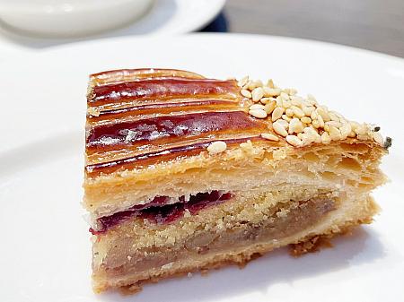 <b>黃金秋栗國王派：拾穗BAKERY</b><br>口に入れた途端に栗の香りが広がり、しっかりずっしりとした餡が食べ応え抜群でした。折り込みパイ生地で324層ものミルフィーユ生地になっているのでサクサク感もかなり感じられます。個人的に「拾穗BAKERY」のアップルパイが大好物なので、ガレット・デ・ロワもかなり期待していたんですが、期待以上のおいしさでした♡