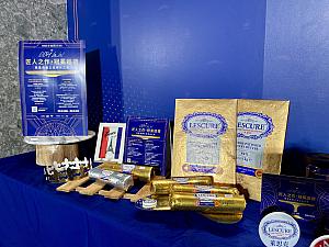 そしてナビは疑問でした。なぜバターメーカーがこの動きを仕掛けるのか……それは「ガレット・デ・ロワ」のおいしさを左右するのがバターの品質だからなのです。<br><br>「LESCURE」のバターは、フランスのECHIRE(エシレ)やIsigny(イズニー)と並ぶ三大バターブランドのひとつ。フランスのシャラント・ポワトゥー地方で伝統的な製法を守って作られたことを保証する「AOP認証」を受ける、140年もの歴史がある発酵バターを作っています。ゆっくりと熟成されクリーム内の脂肪が濃縮されるため、甘みのある独特なヘーゼルナッツの香りがするのが特徴です