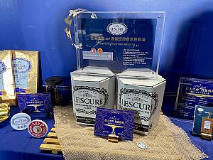 そしてナビは疑問でした。なぜバターメーカーがこの動きを仕掛けるのか……それは「ガレット・デ・ロワ」のおいしさを左右するのがバターの品質だからなのです。<br><br>「LESCURE」のバターは、フランスのECHIRE(エシレ)やIsigny(イズニー)と並ぶ三大バターブランドのひとつ。フランスのシャラント・ポワトゥー地方で伝統的な製法を守って作られたことを保証する「AOP認証」を受ける、140年もの歴史がある発酵バターを作っています。ゆっくりと熟成されクリーム内の脂肪が濃縮されるため、甘みのある独特なヘーゼルナッツの香りがするのが特徴です