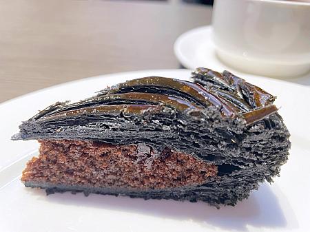 <b>巧克力酸櫻桃國王派：萊德生活烘焙</b><br>視覚でいちばん惹かれたのが、竹炭パウダーが練り込まれガレット・デ・ロワ。濃厚なチョコレートアーモンドクリームとラム酒に漬け込んだドライチェリーが使われ、酸味がほんのりと味わえる個性派スイーツでした