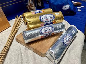 そしてナビは疑問でした。なぜバターメーカーがこの動きを仕掛けるのか……それは「ガレット・デ・ロワ」のおいしさを左右するのがバターの品質だからなのです。<br><br>「LESCURE」のバターは、フランスのECHIRE(エシレ)やIsigny(イズニー)と並ぶ三大バターブランドのひとつ。フランスのシャラント・ポワトゥー地方で伝統的な製法を守って作られたことを保証する「AOP認証」を受ける、140年もの歴史がある発酵バターを作っています。ゆっくりと熟成されクリーム内の脂肪が濃縮されるため、甘みのある独特なヘーゼルナッツの香りがするのが特徴です