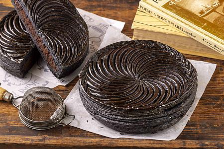 萊德生活烘焙巧克力酸櫻桃國王派 800元/6インチ、120/カット<br>画像提供：德麥食品