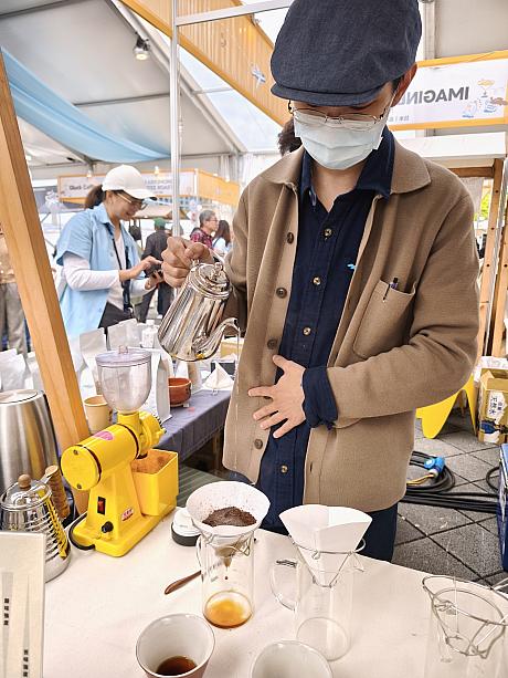 <b>【燃木咖啡研究所 Fuelwood Coffee Lab】高雄</b><br>高雄きっての繁華街、三多三圏からやってきたのが「燃木咖啡研究所」です。ハンドドリップコーヒーがおすすめの店。本日試飲したのは、コーヒー本来のうまみ成分だけを抽出するという松屋式ドリップ法で入れた「松屋極濃」。その名の通りめっちゃ濃い～！旨味濃縮～♡