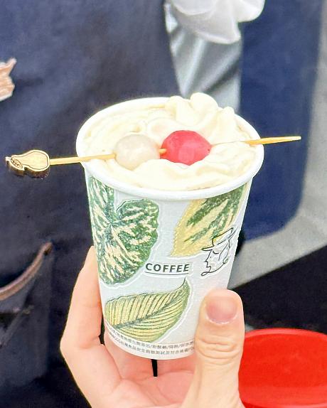 イベントでは、飲み比べ以外にもスペシャルなコーヒーが勢ぞろいしているのですが、ここ「Coffee Sind」ではイベント限定のミソスープ(味噌湯)が登場。沖縄産みそを生クリームとミックスしてエチオピア産水出しコーヒーにON。嘉義産の自家製パイナップルジャムも加えてあります。トッピングには開催日の冬至にちなんだ湯圓(団子)も添えて。甘じょっぱいラテみたいな味わいです。