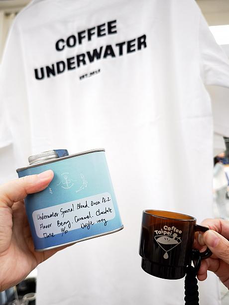 試飲はスペシャルブレンドで。いろいろ説明してくれたのだけど上の空。だってこの缶入りがかわいすぎ♡お土産にしたーい！ちなみにカフェは水の中にいるみたいな青の壁がステキな店なんです。無料Wi-Fiやコンセントもあっておすすめっ！