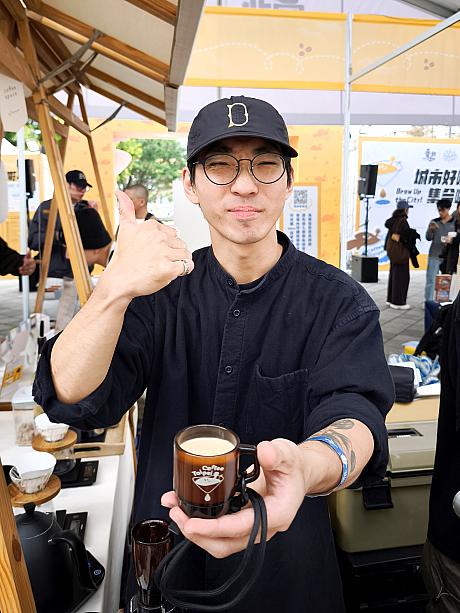 <b>【coffee space】台北</b><br>次に向かったのが、台北・東区にある「Coffee Space」です。試飲はコーヒー牛乳スタイルで。使用するのは、台湾の牛乳メーカー「鮮乳坊」の濃厚ミルク。まろやかな口当たりにほっとひと息♪コーヒーとの相性もバッチリです。