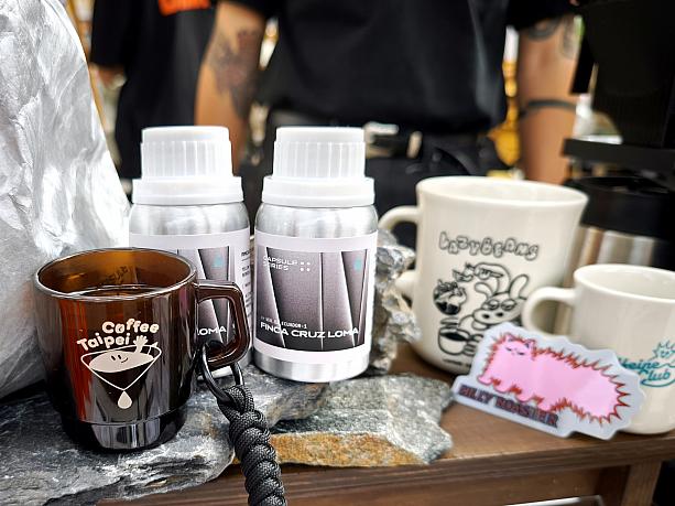 <b>【BILLY ROASTER】台北</b><br>「BILLY ROASTER」は、2022年の創立した比較的若いブランドです。とはいえ、創設者のBillyさんはコーヒー業界で10年を越える経験が。焙煎所は新北市にありますが、カフェとしての実態店はなし。気になる人はウェブサイトをチェックして！