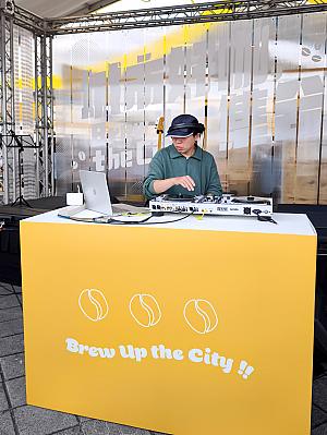 イベントは、各ショップでバラエティーに富んだコーヒーのほか、コーヒー職人による創作コーヒーを淹れる様子が目の前で見学できたり、コーヒーにちなんだフードが食べられたり、特設ステージでライブがあったりと楽しみがいっぱいでした！