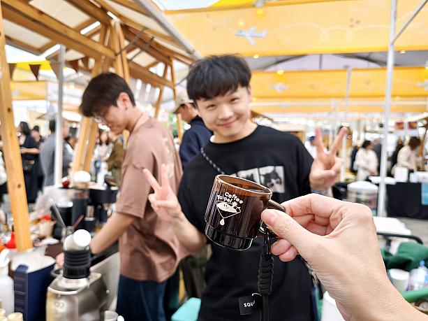 <b>【井井咖啡 Wells Coffee Roasters】新竹</b><br>名前に惹かれてトライしたのが新竹にある「井井咖啡」です。試飲用に用意されていたのは、ちょっと珍しいタイ北部の街、チェンライ産のもの。アナエロビック・ハニープロセスで二段階発酵をした繊細な味わいのコーヒーは、オレンジの花やはちみつ、すもも、ブッシュカン(仏手柑)などさまざまな風味を感じられる奥深い味わい！