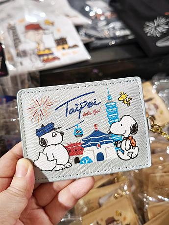 <b>パスケース各300元</b><br>このポップアップストア限定で販売されているバージョンはかわいらしさと台北感は増し増しなのに、よりリーズナブルって神♡