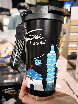 <b>マイボトル</b><br>持ち手付きのマイボトルなら便利！ぐるりと1周スヌーピー×台北柄だから、いつでもどこでも台北スヌーピーと一緒♪